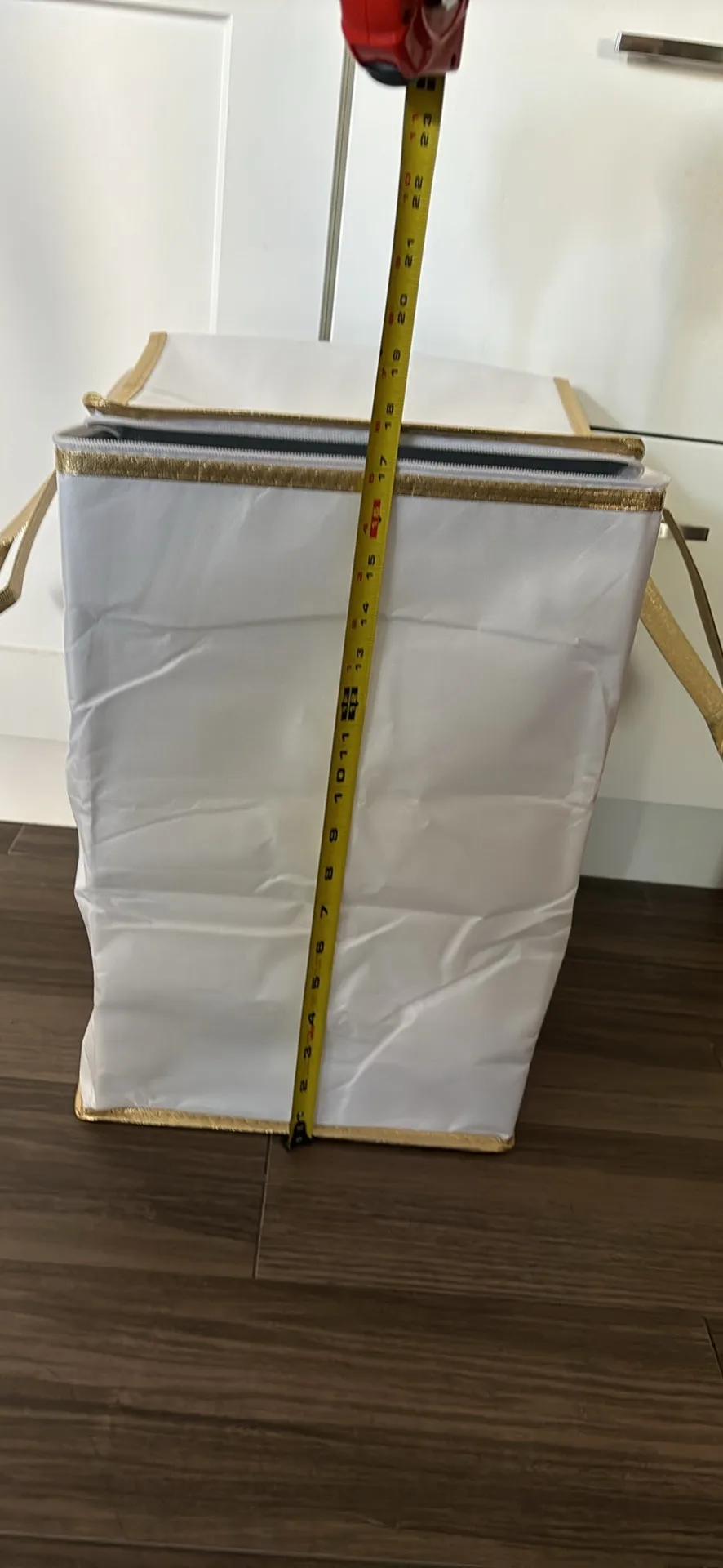 Large White Storage cake carrier image indicator(3)