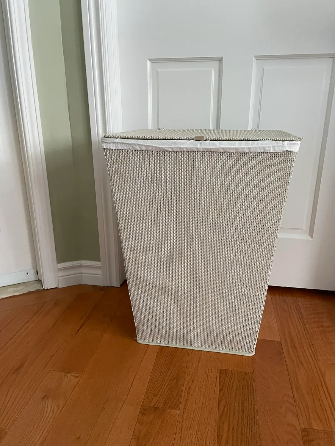 Ratten Style Laundry Hamper With Lid thumbnail