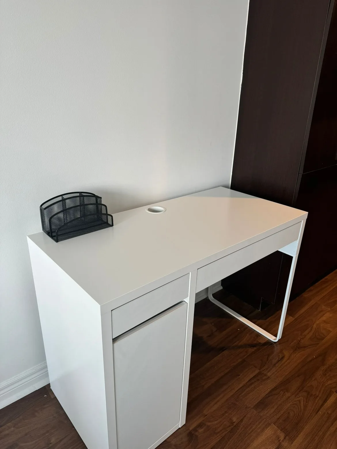 IKEA Micke White Desk with chair image indicator(6)
