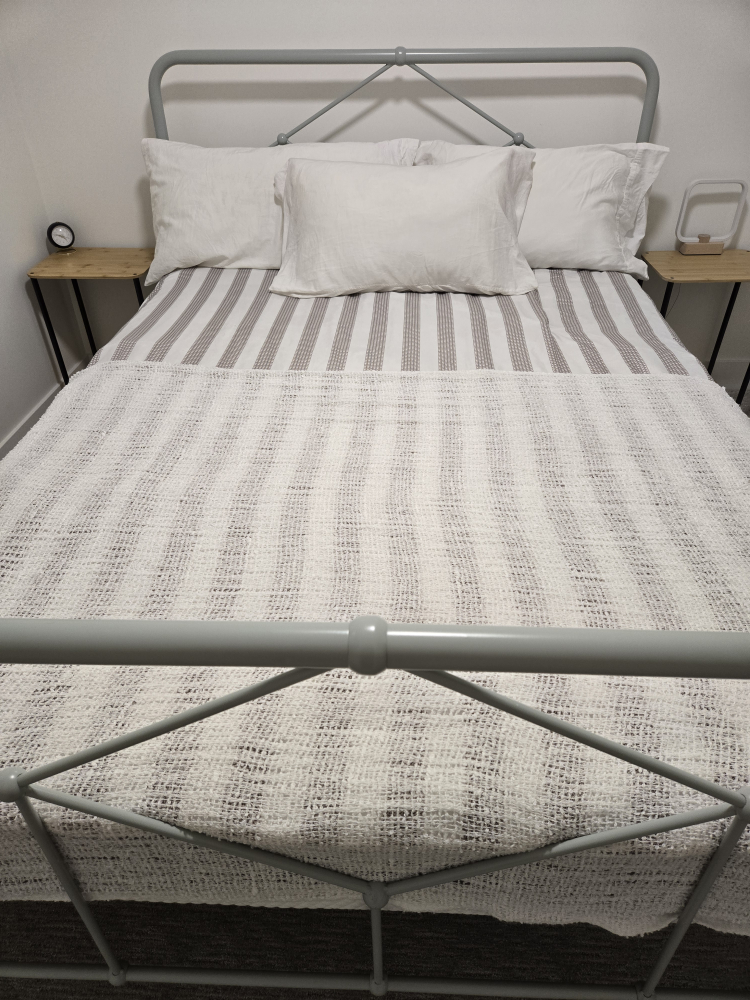 Light green metal bed frame - photo 4
