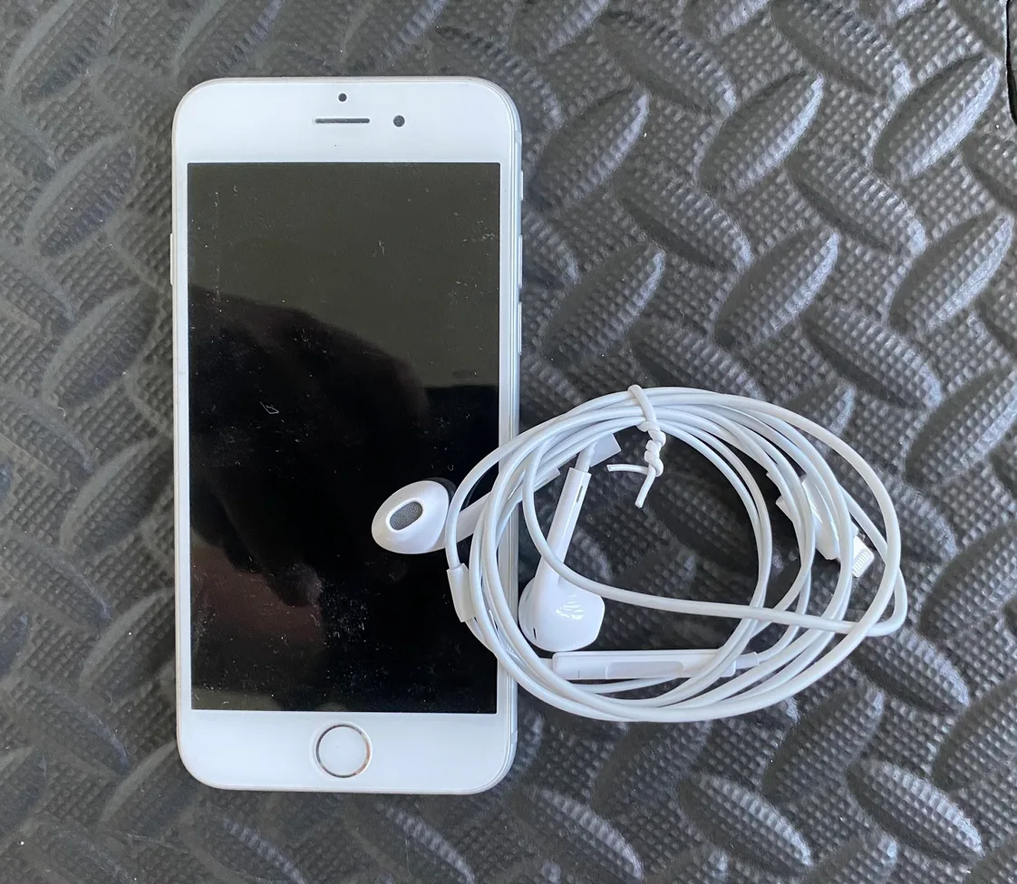 iPhone 6 64GB 99% Battery Health with new wired headphones thumbnail
