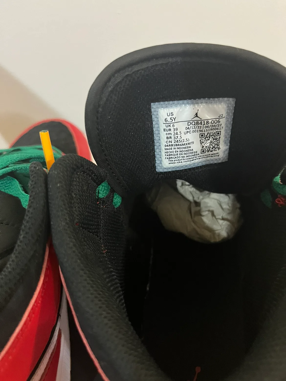 Air Jordan 1 Mid SE (GS) Size 6.5Y image indicator(3)