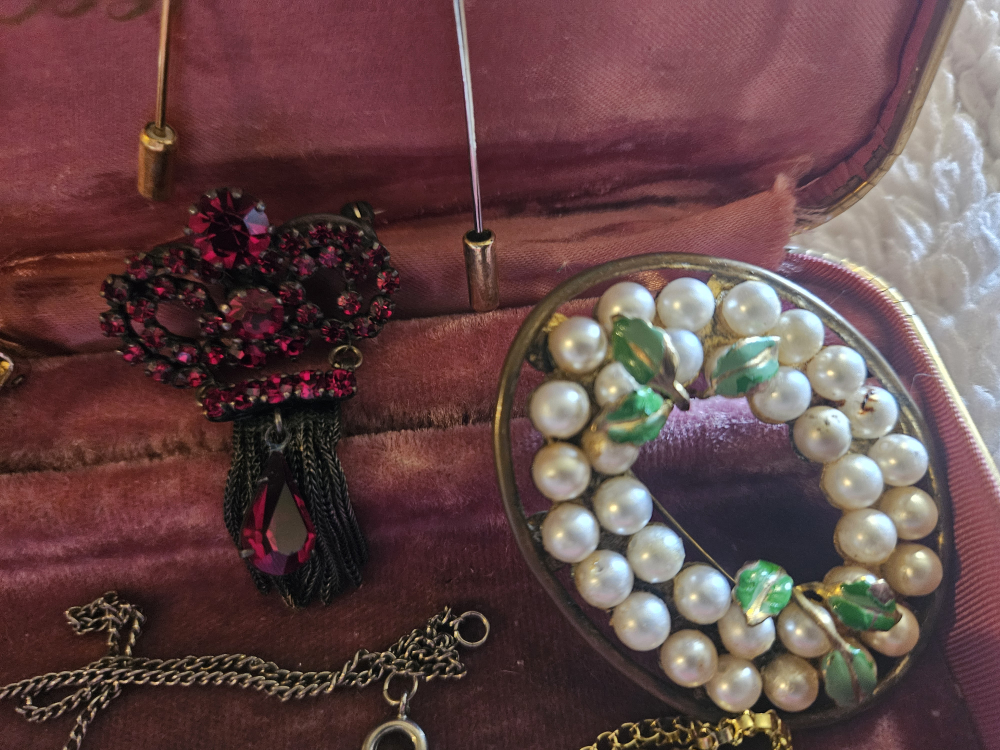 Vintage Jewelry Box with Contents - photo 5