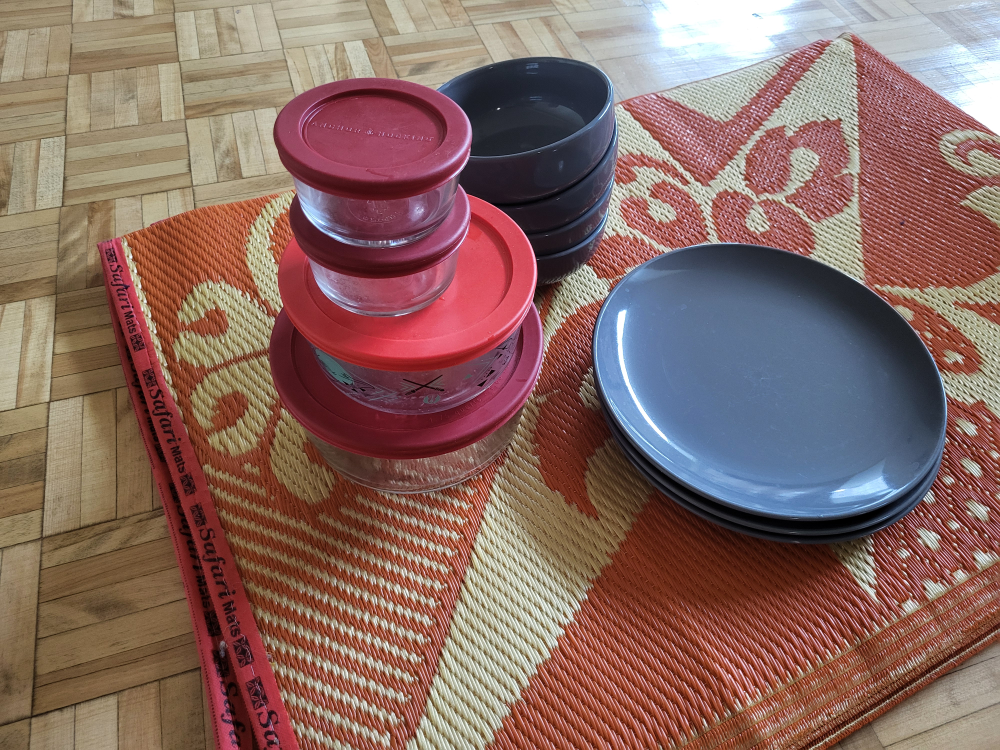 Set of 4 Bowls, 4 plates and 3 containers
