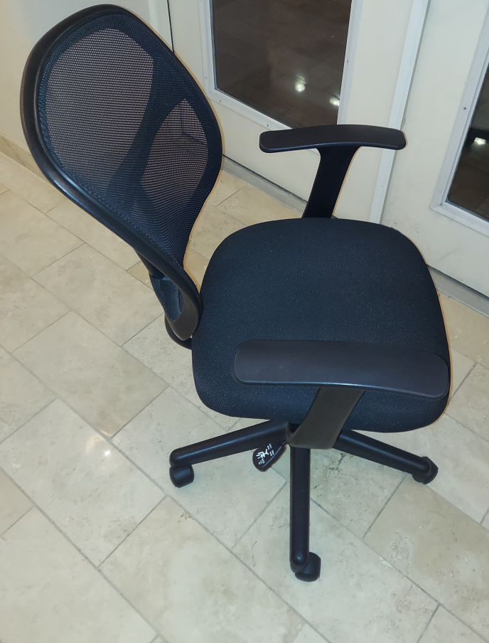 black desk chair with mesh - photo 3