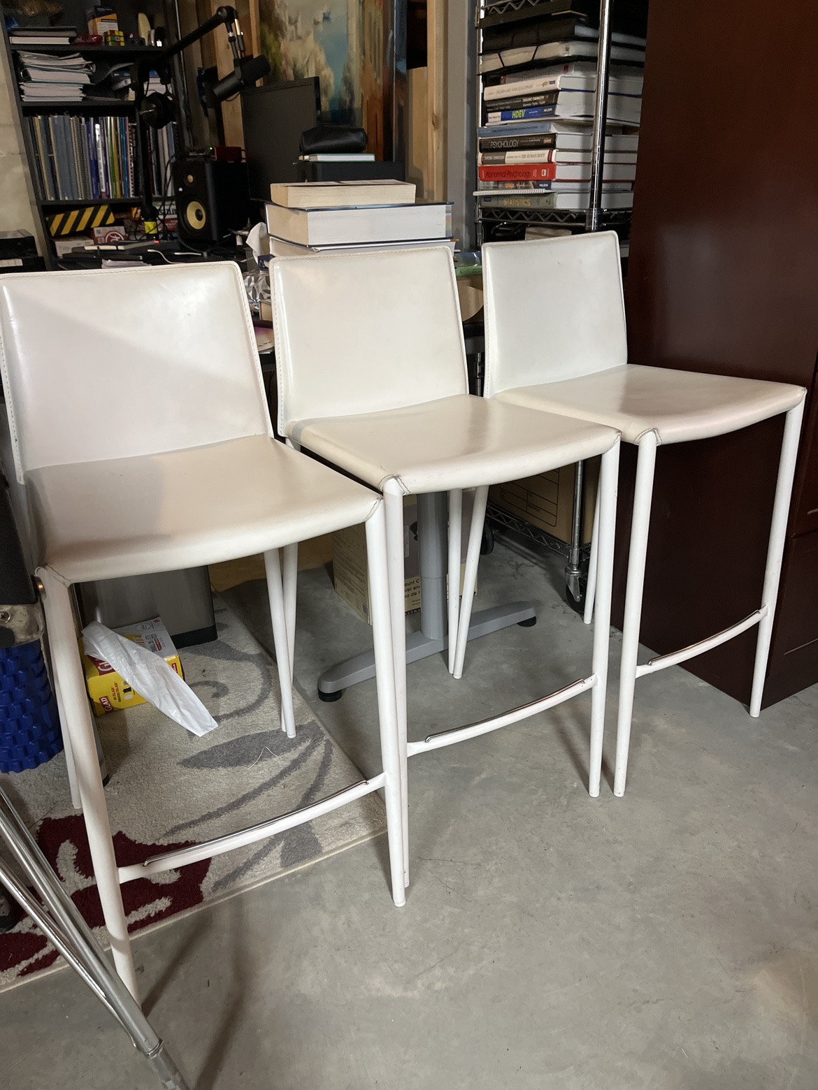 White Bar Stools 🥕