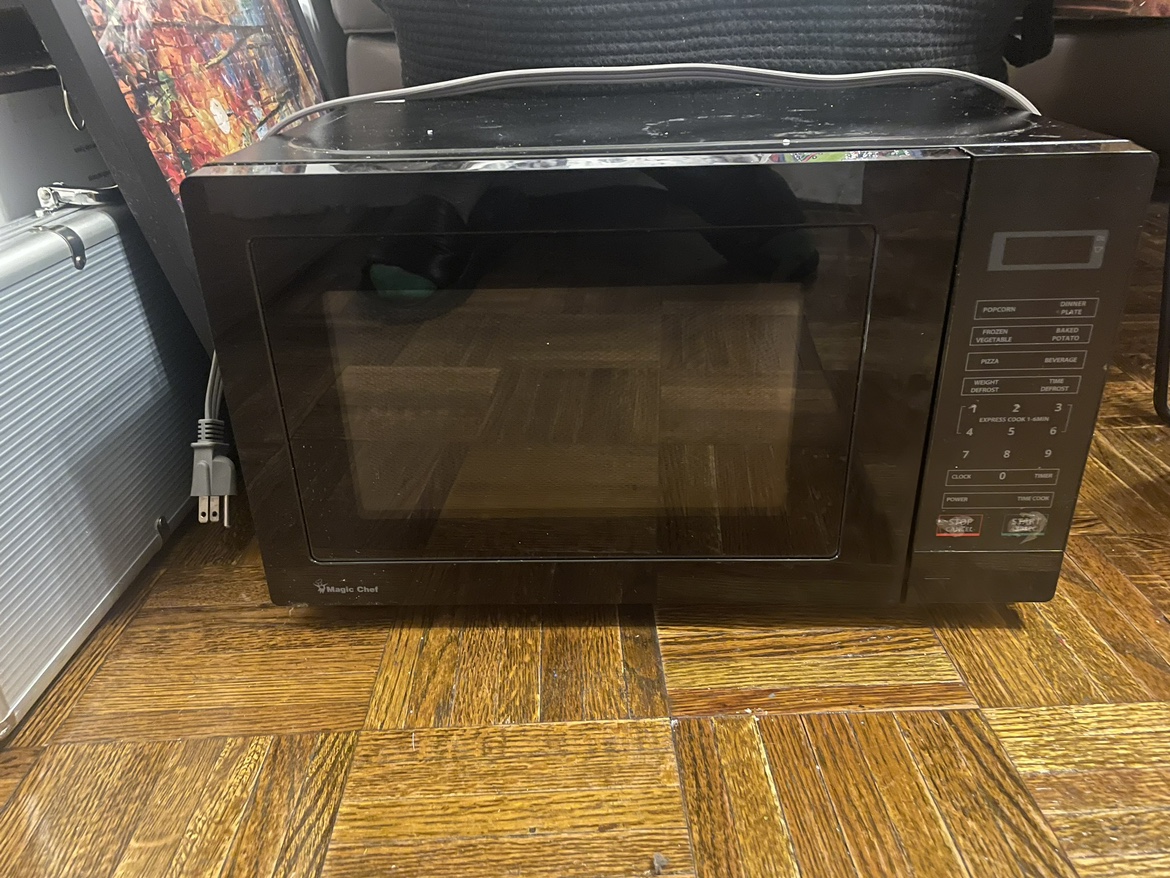 Magic Chef Microwave, 0.7 cu. ft. 700-Watt Countertop Microwave