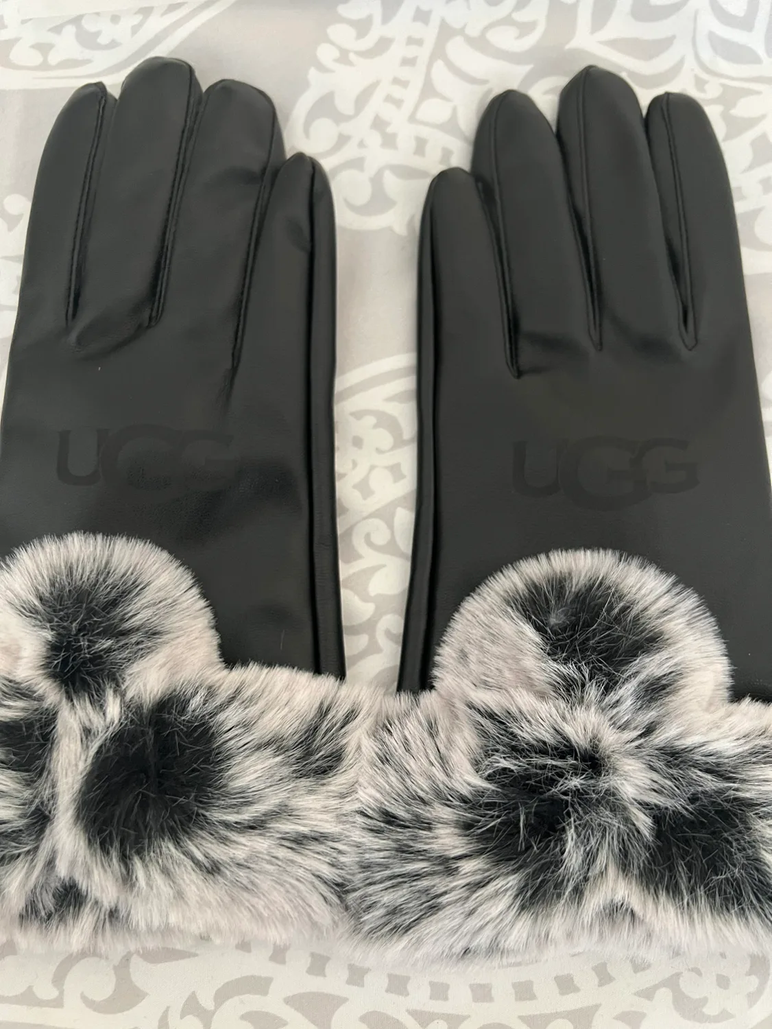 UGG Black Faux Fur Gloves brand new image indicator(2)
