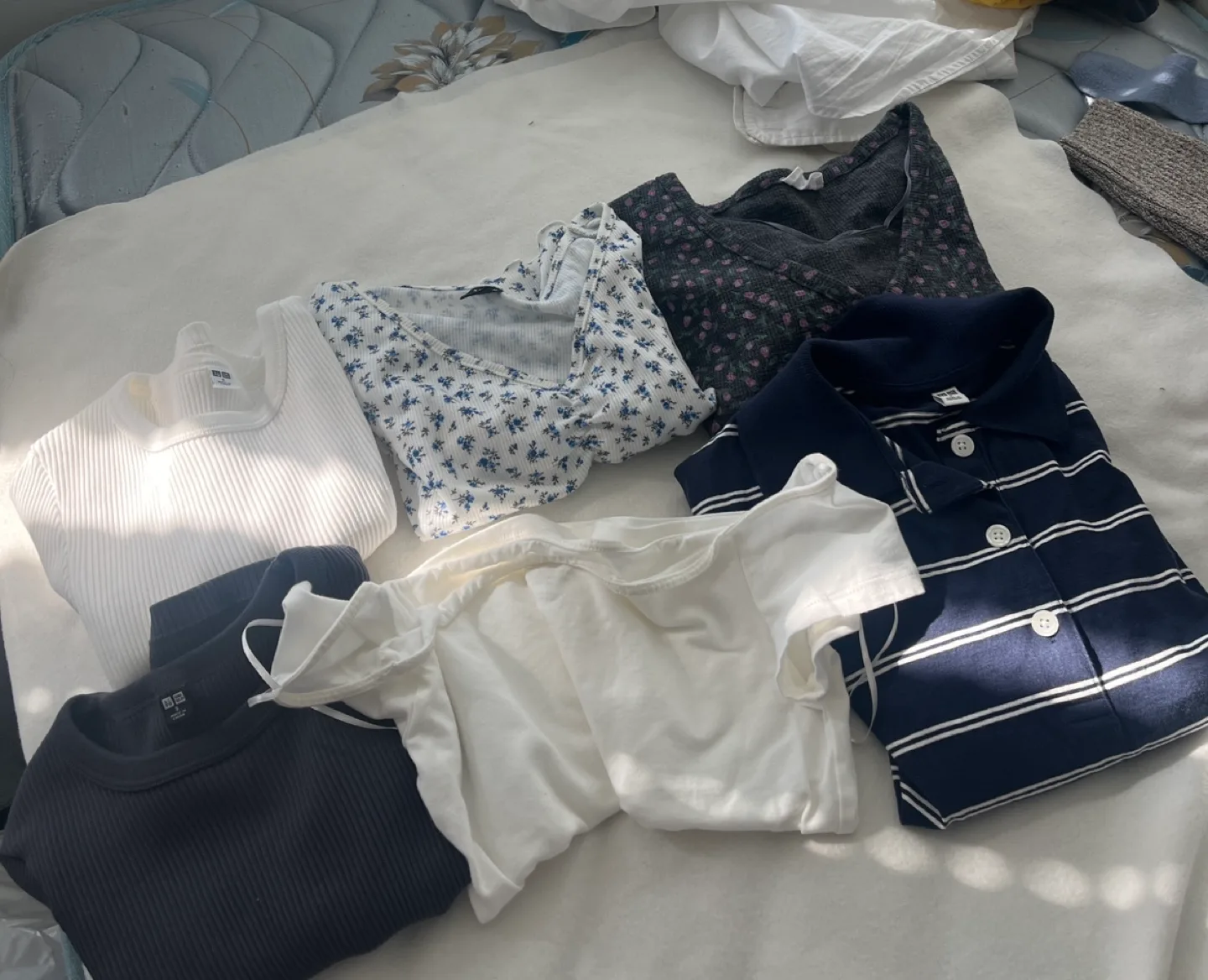 Moving sale clothes top thumbnail