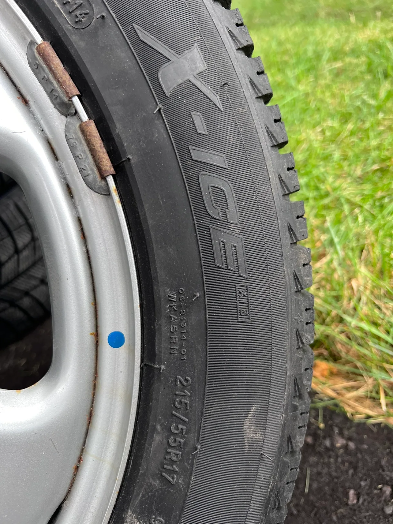 Used MICHELIN Winter Tires with rims 215/55R17 image indicator(4)