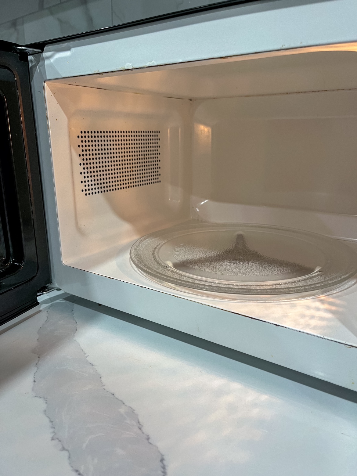 Black Microwave 0.7 cu ft - photo 3