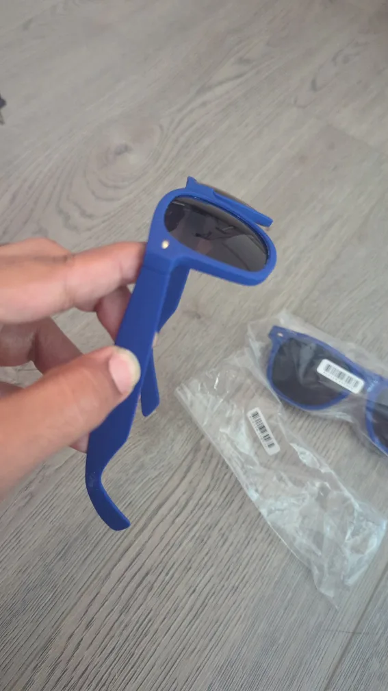 free pair of  #WithAmex Sunglasses #freecycle image indicator(3)
