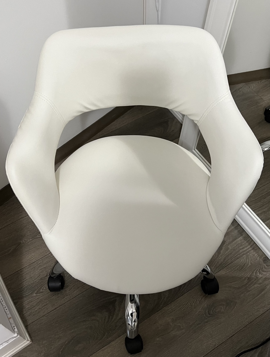 White Swivel Office Chair - photo 2
