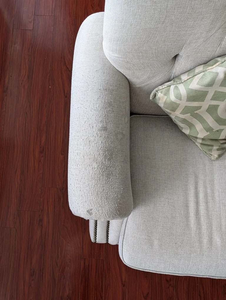 White Tufted Sofa image indicator(3)