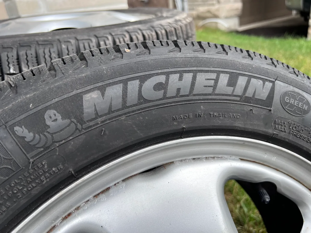 Used MICHELIN Winter Tires with rims 215/55R17 image indicator(2)