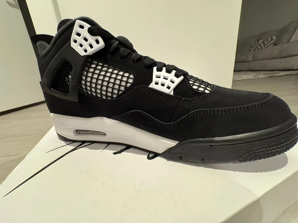 Jordan 4 white thunder thumbnail