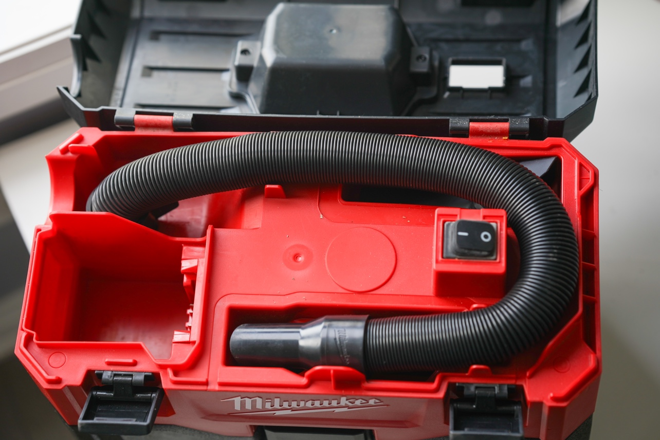 Milwaukee 18V Dust Extractor - photo 2