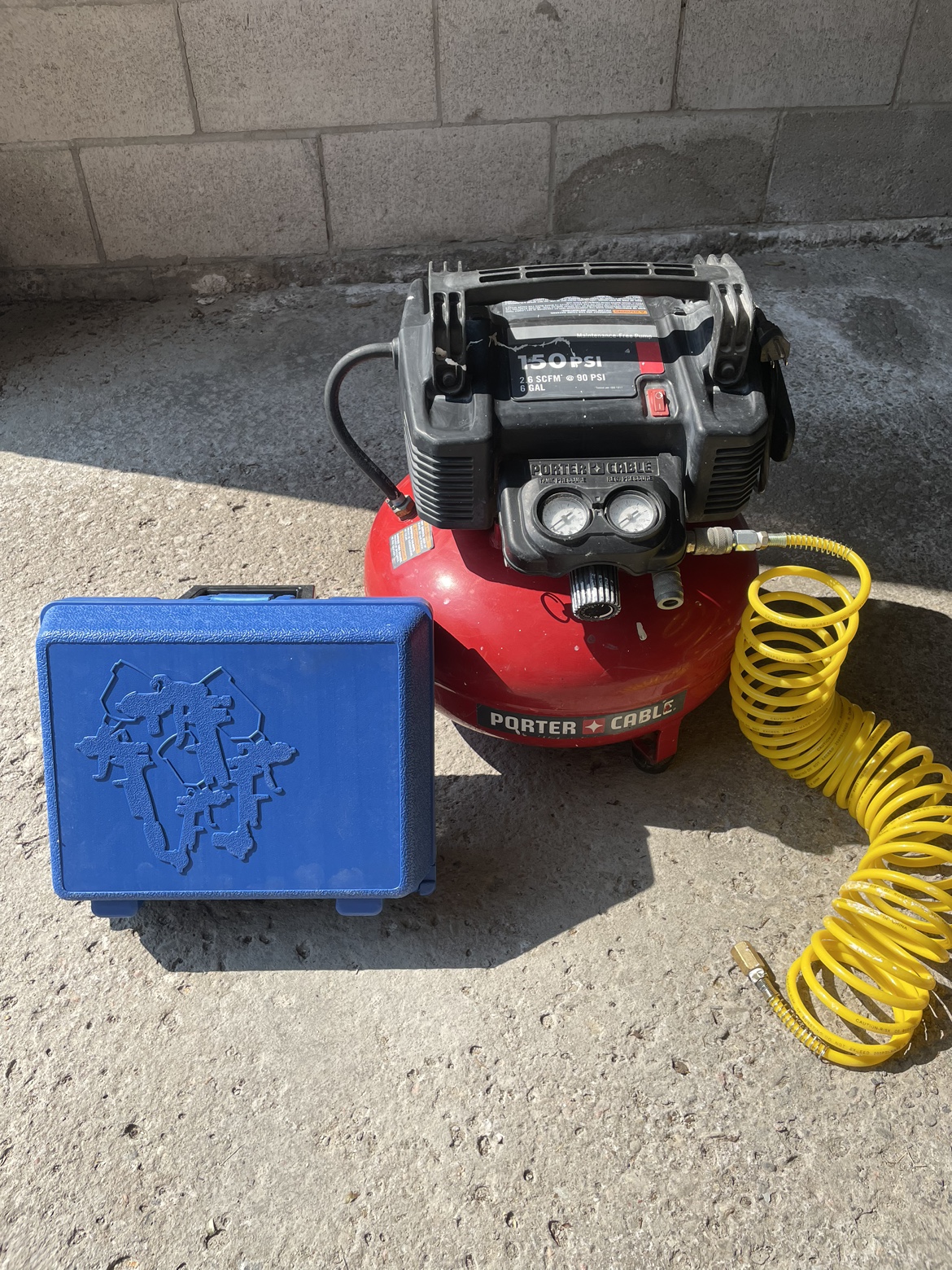 Air Compressor 150 PSI - 2.6 SCFM 6 Gal + spray gun set - photo 2