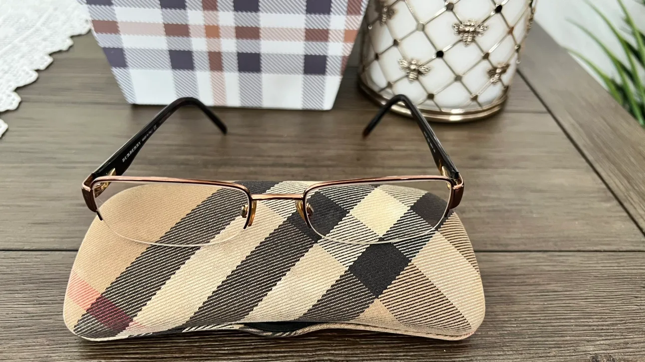 Burberry Glasses image indicator(3)