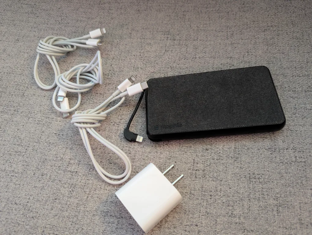 Mophie Powerstation Plus XL + misc Apple lightning accessories image indicator(2)