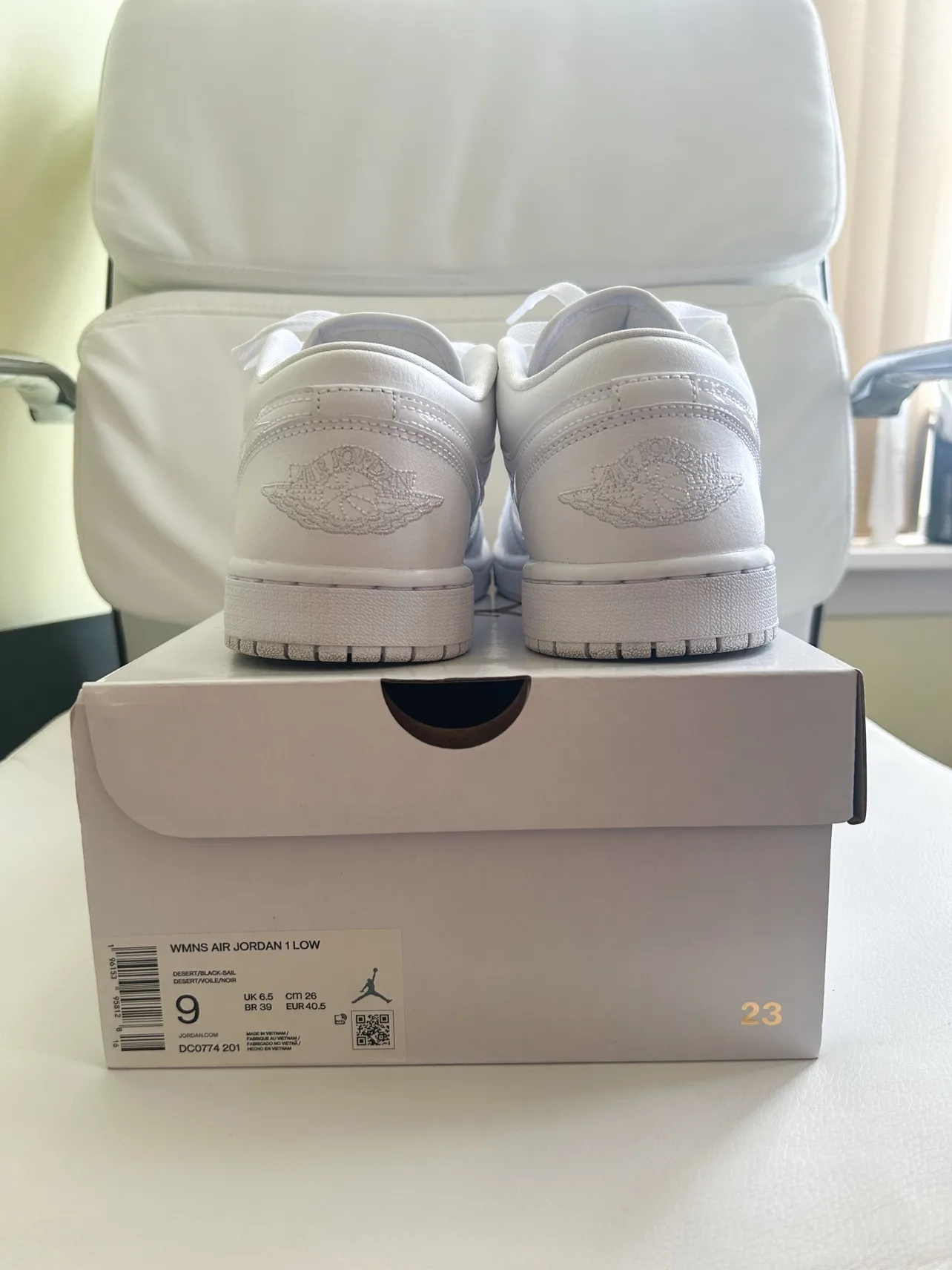 Women’s white Air Jordan 1 Low thumbnail