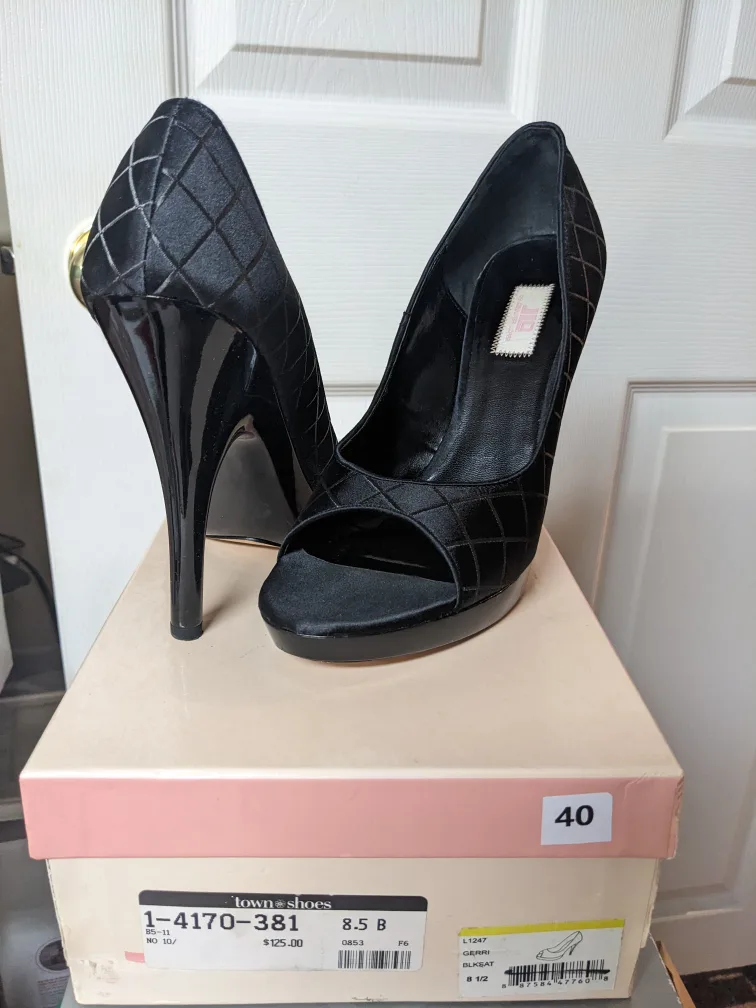 JLO Black Quilted Peep Toe Heels image indicator(2)