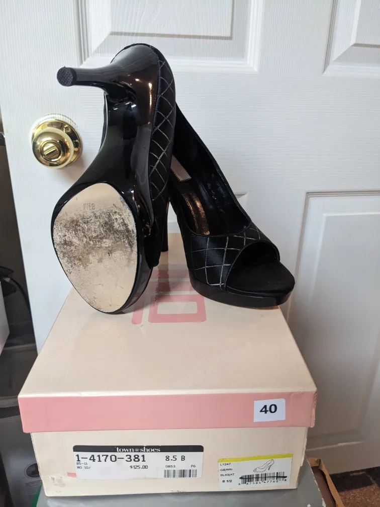 JLO Black Quilted Peep Toe Heels image indicator(3)