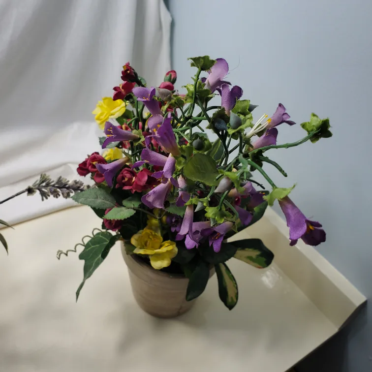 Fake flowers in pots image indicator(8)