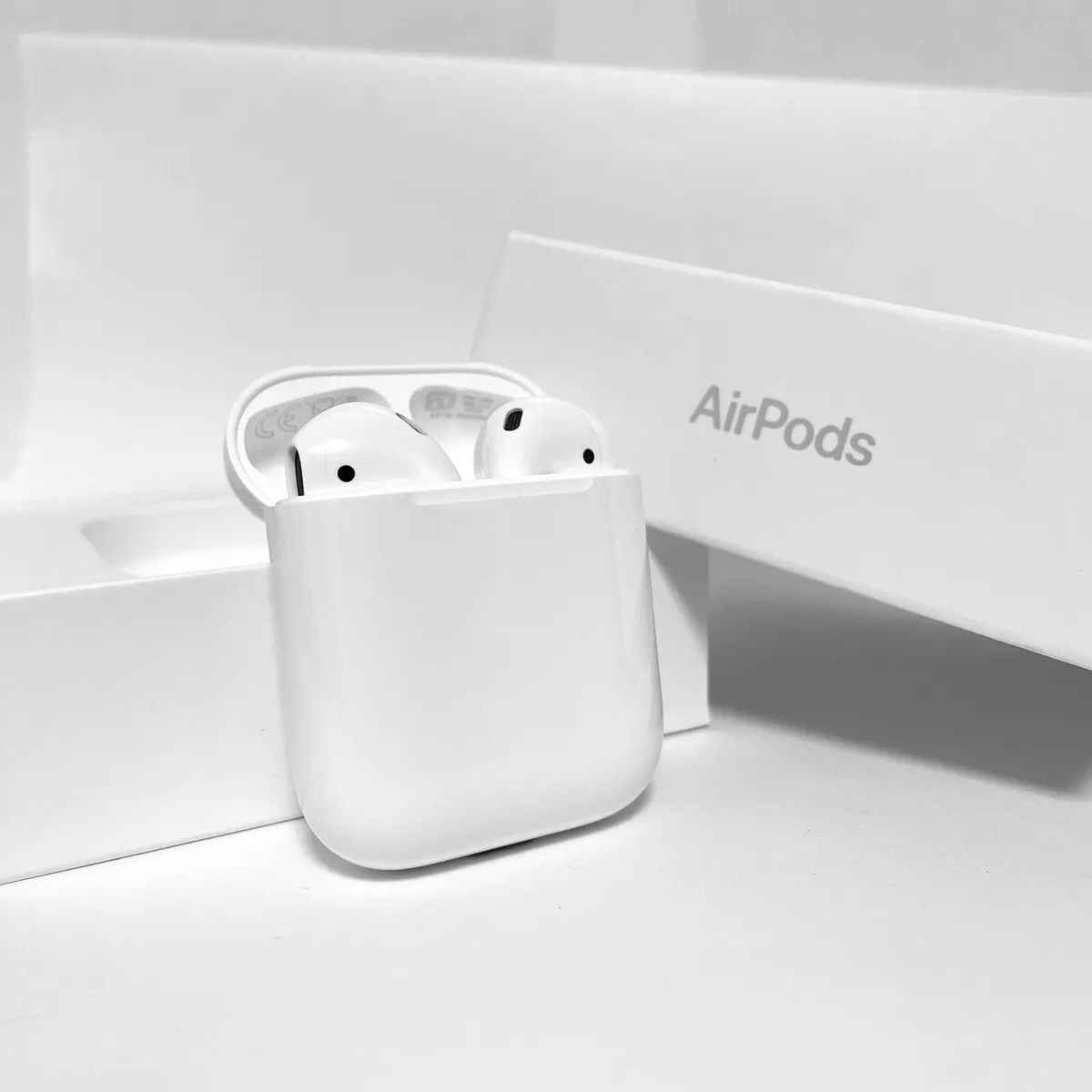 Apple AirPods 2nd Generation - photo 2
