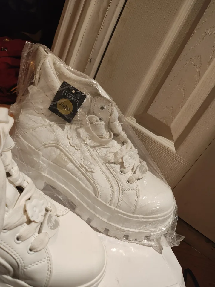 White Buffalo Booth for ladies image indicator(2)