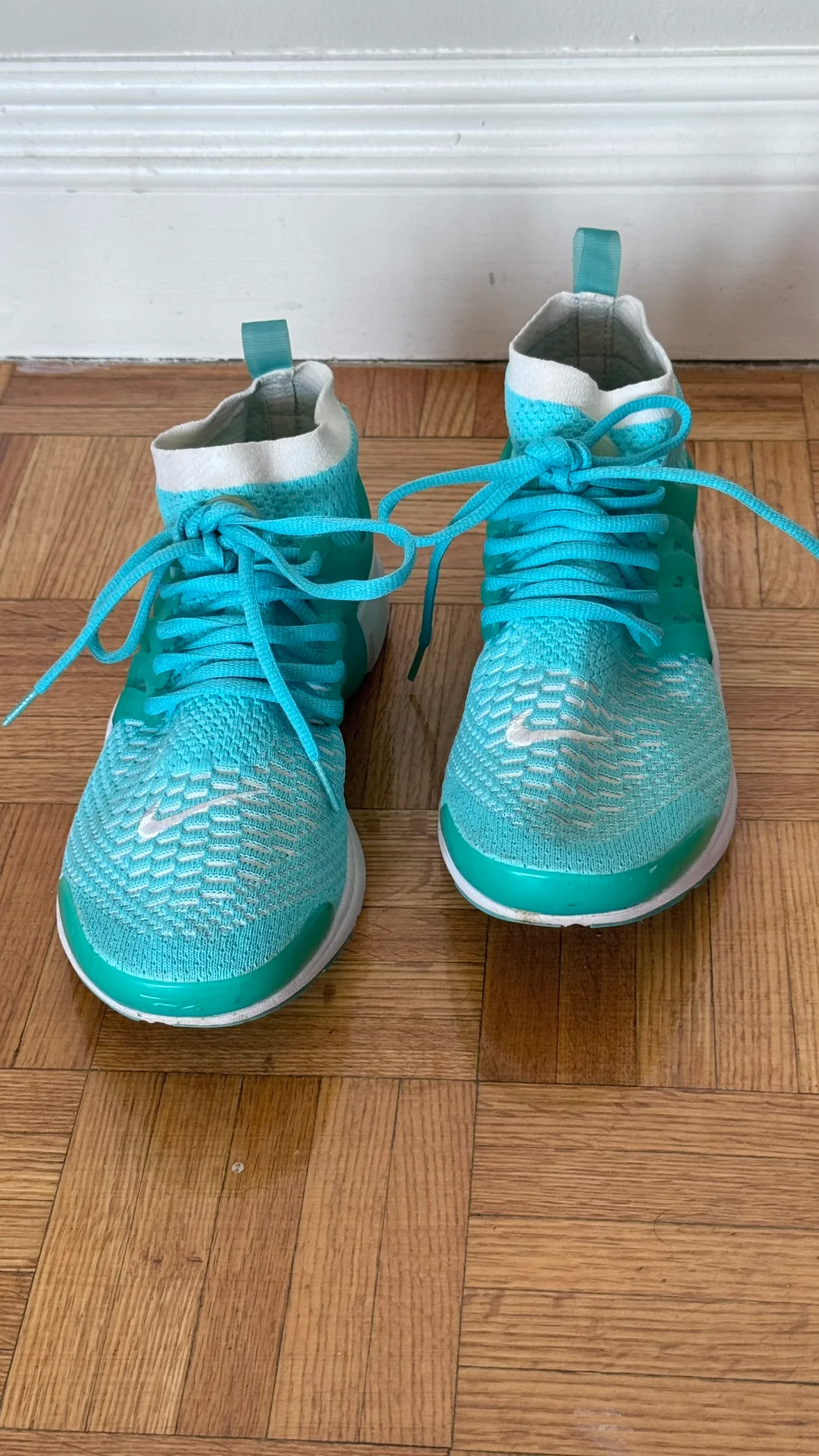 Women’s sneakers image indicator(2)