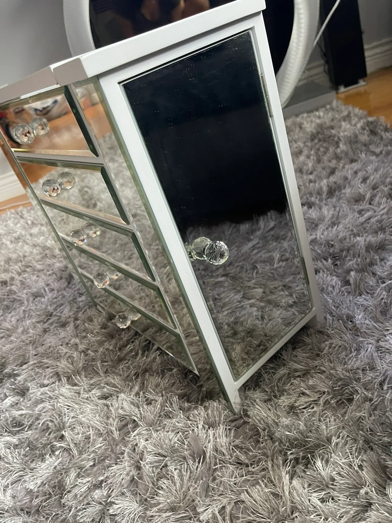 Mirrored jewellery dresser image indicator(3)