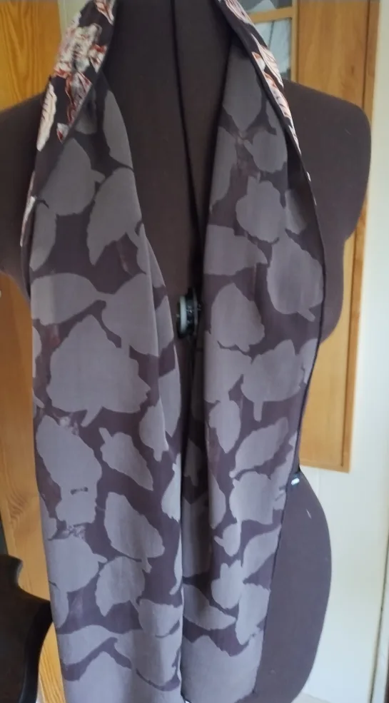 Leaf Patterned Scarf image indicator(2)