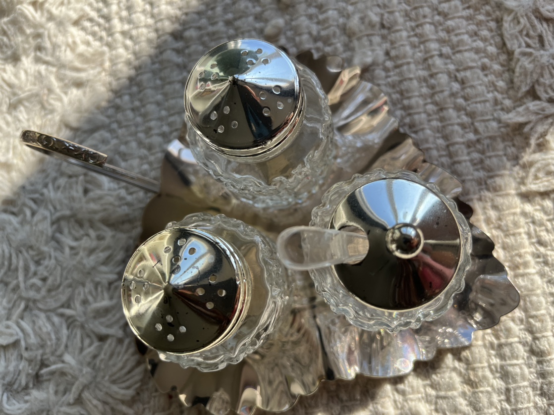 Vintage Salt and Pepper Shakers - photo 2