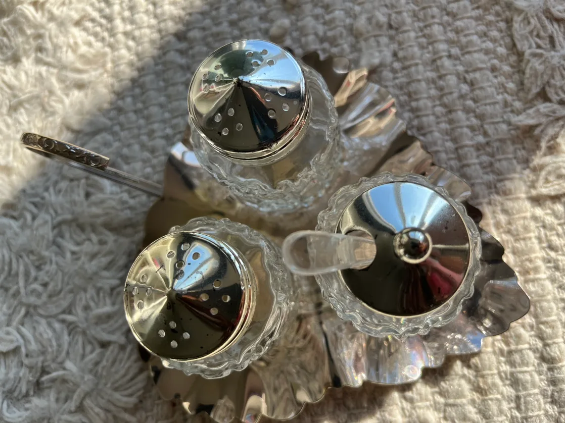 Vintage Salt and Pepper Shakers image indicator(2)