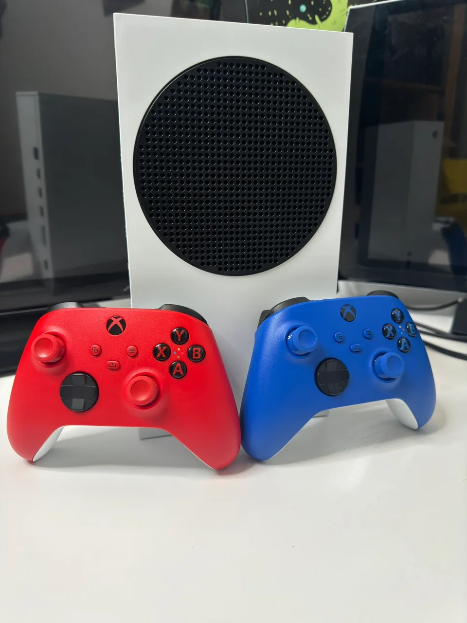 Xbox Series S + Controllers thumbnail