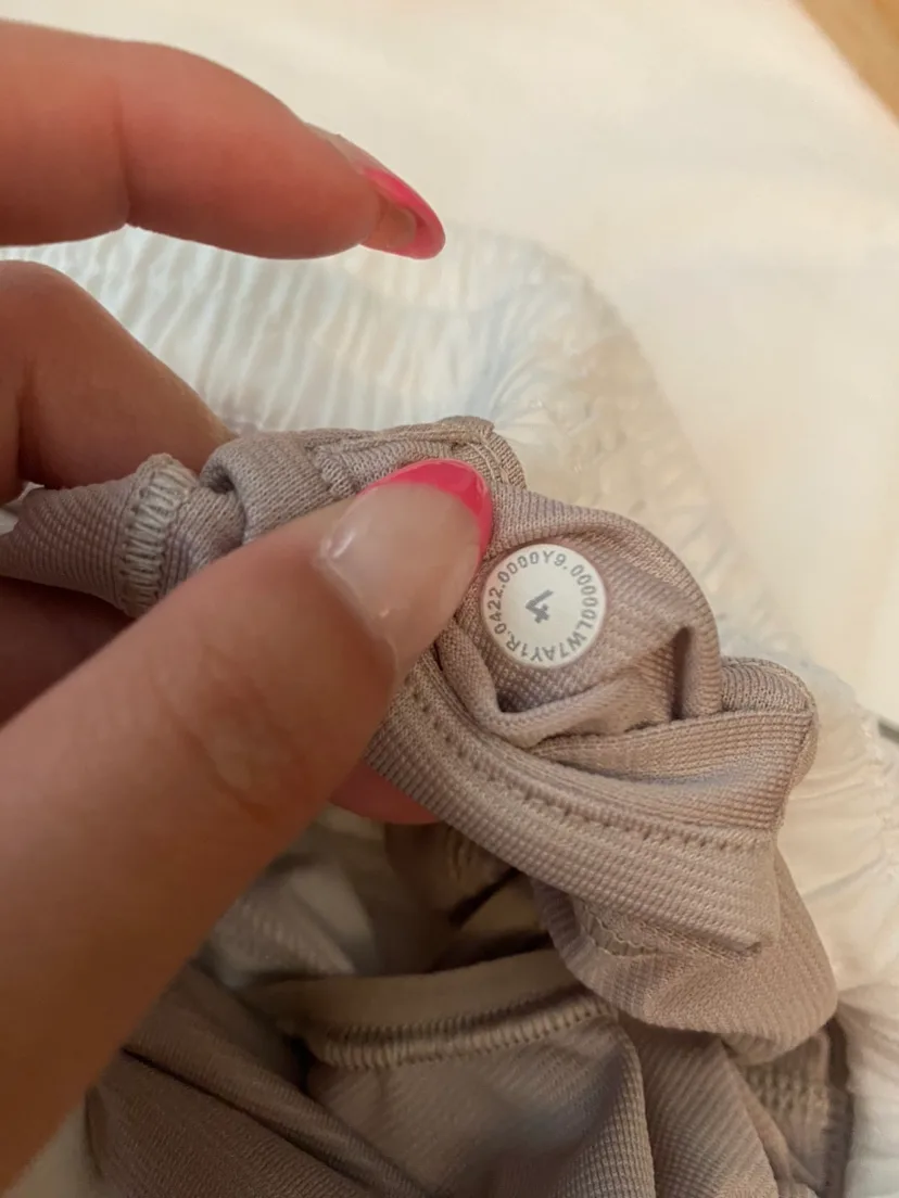 Lululemon hotty hot  Short size 4 image indicator(2)