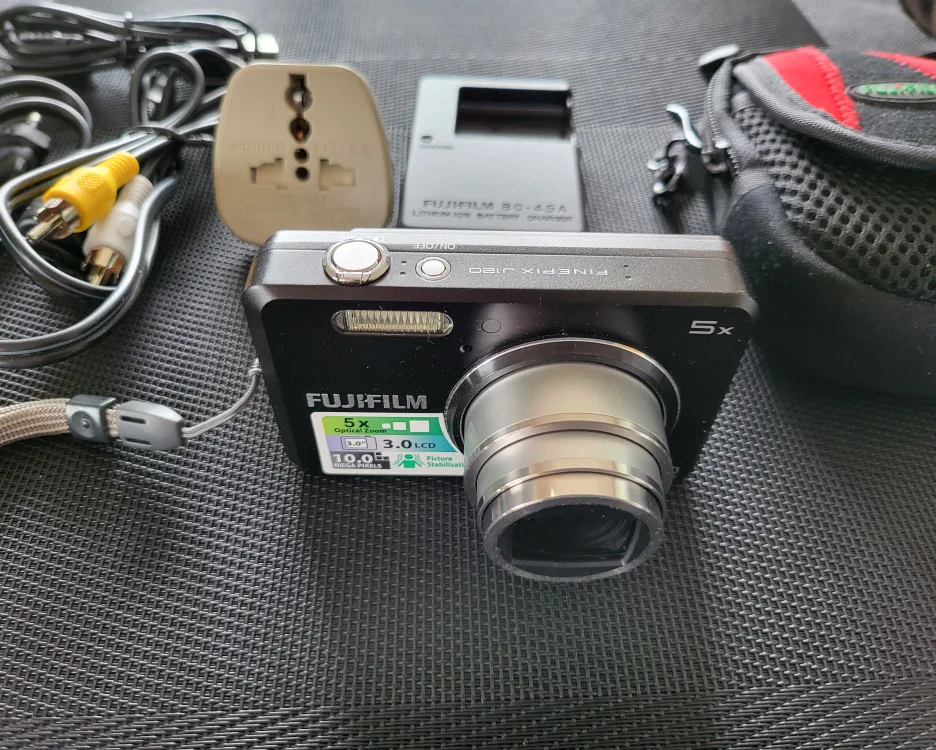 Fuji FINEPIX J120 digital camera thumbnail