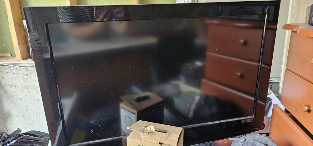 32" Flat Screen TV