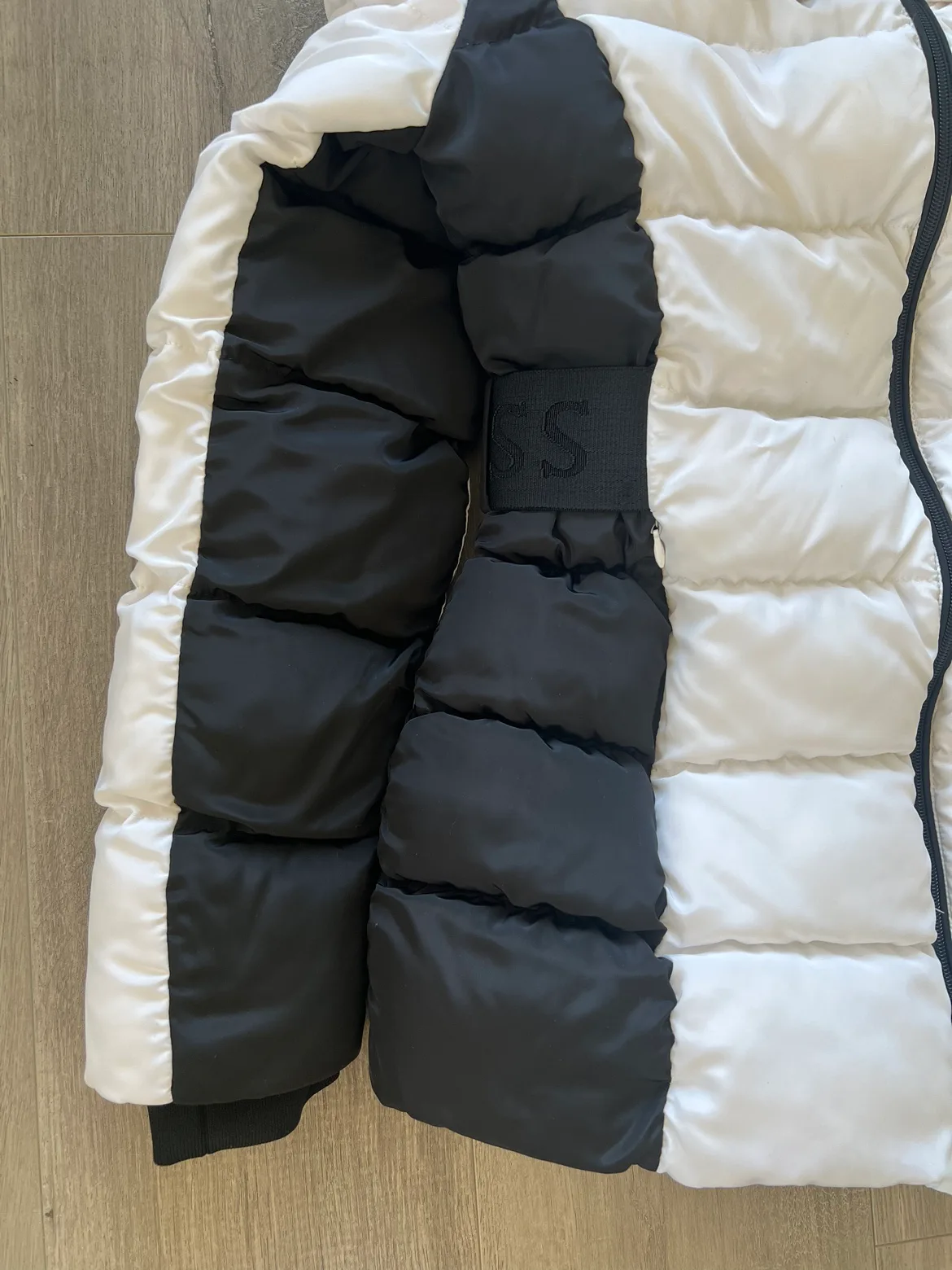 Guess Puffer Jacket Medium image indicator(2)