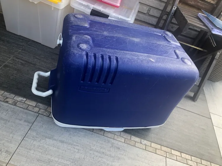 Large Igloo Cooler and 3 storage containers image indicator(5)