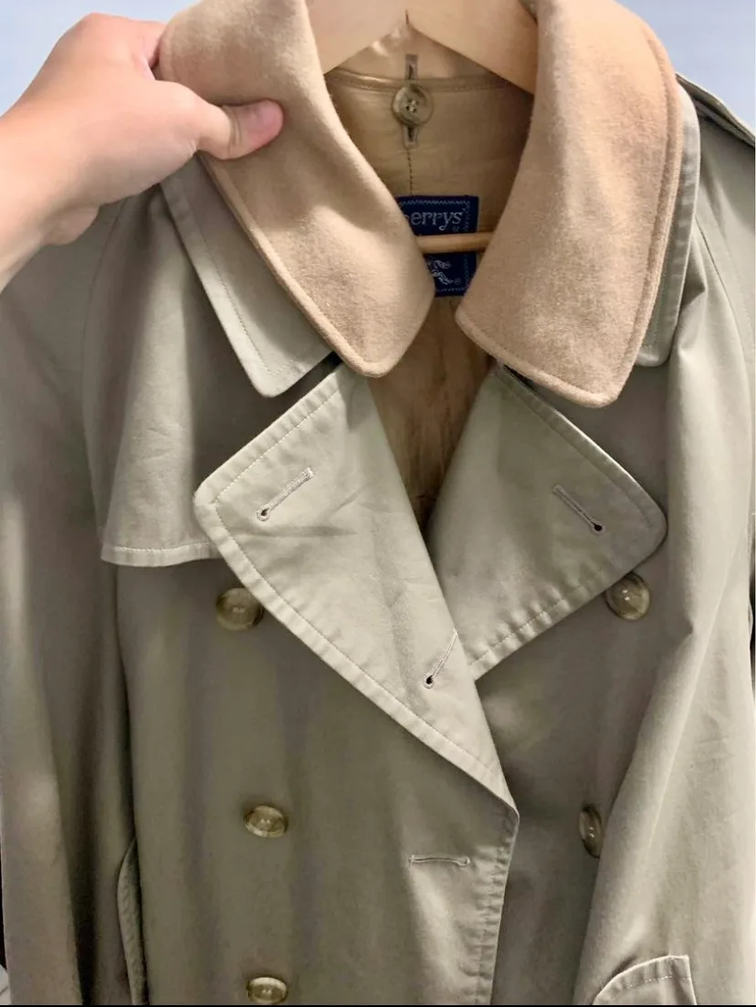 Burberry's Trench Coat image indicator(5)