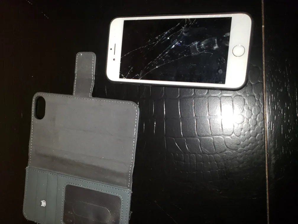 iPhone 7 broken not sure why it won't turn on. thumbnail