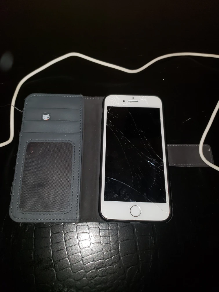 iPhone 7 broken not sure why it won't turn on. - photo 4