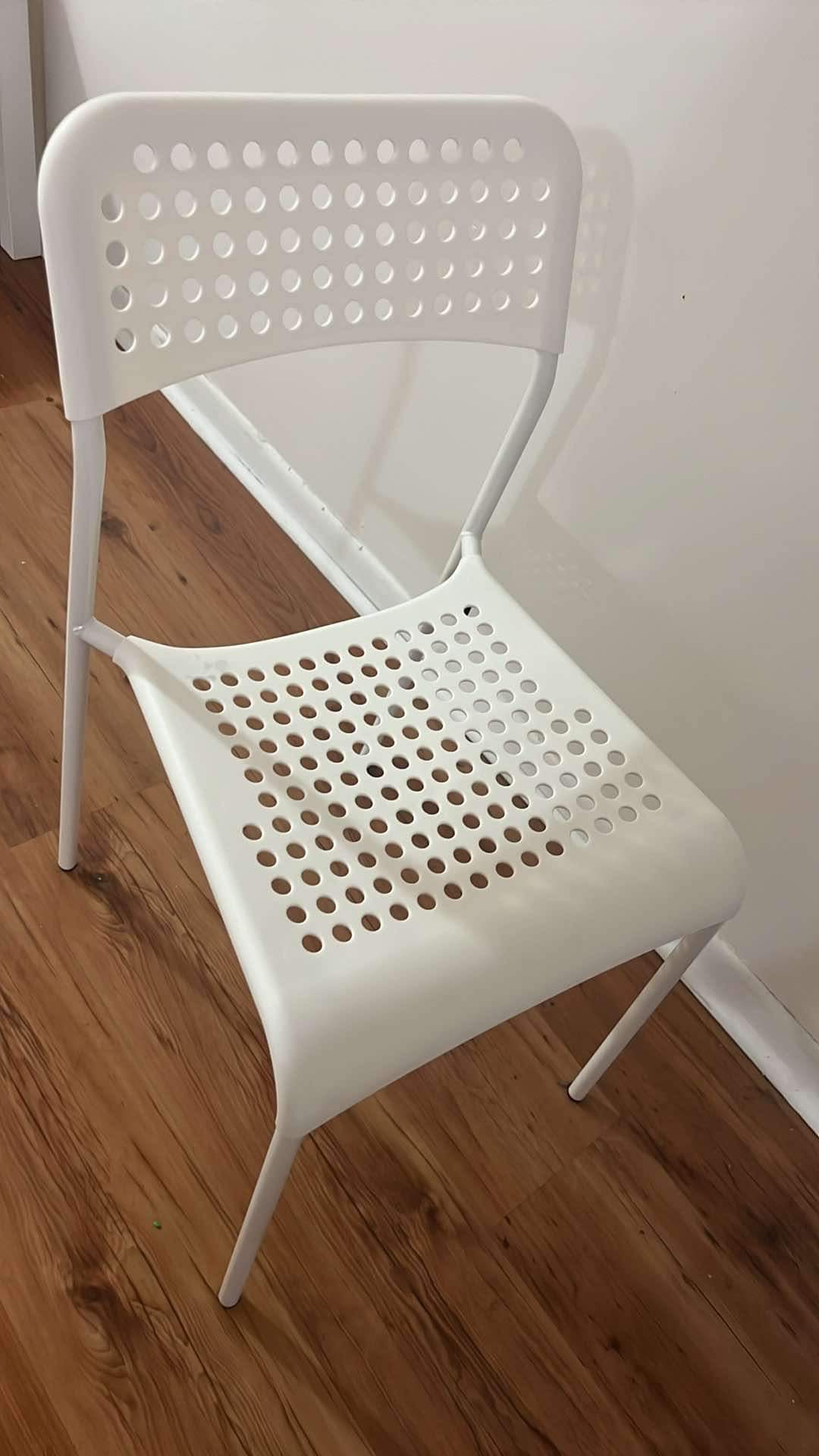 White Table and 4 chairs IKEA - photo 2