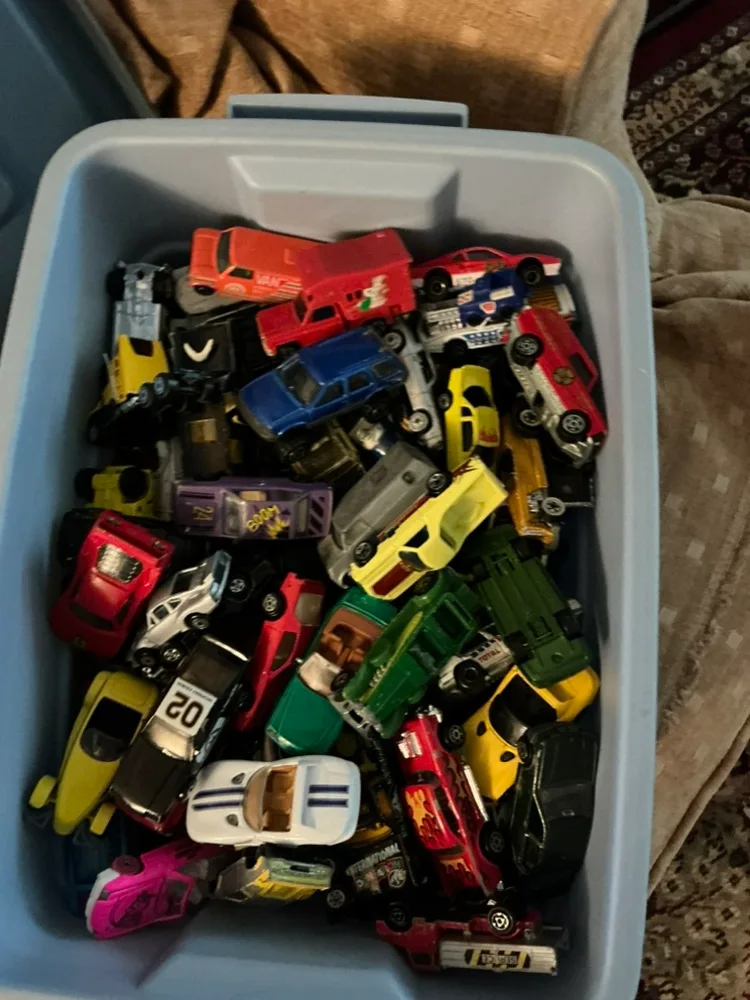 Large Lot of hot wheels thumbnail
