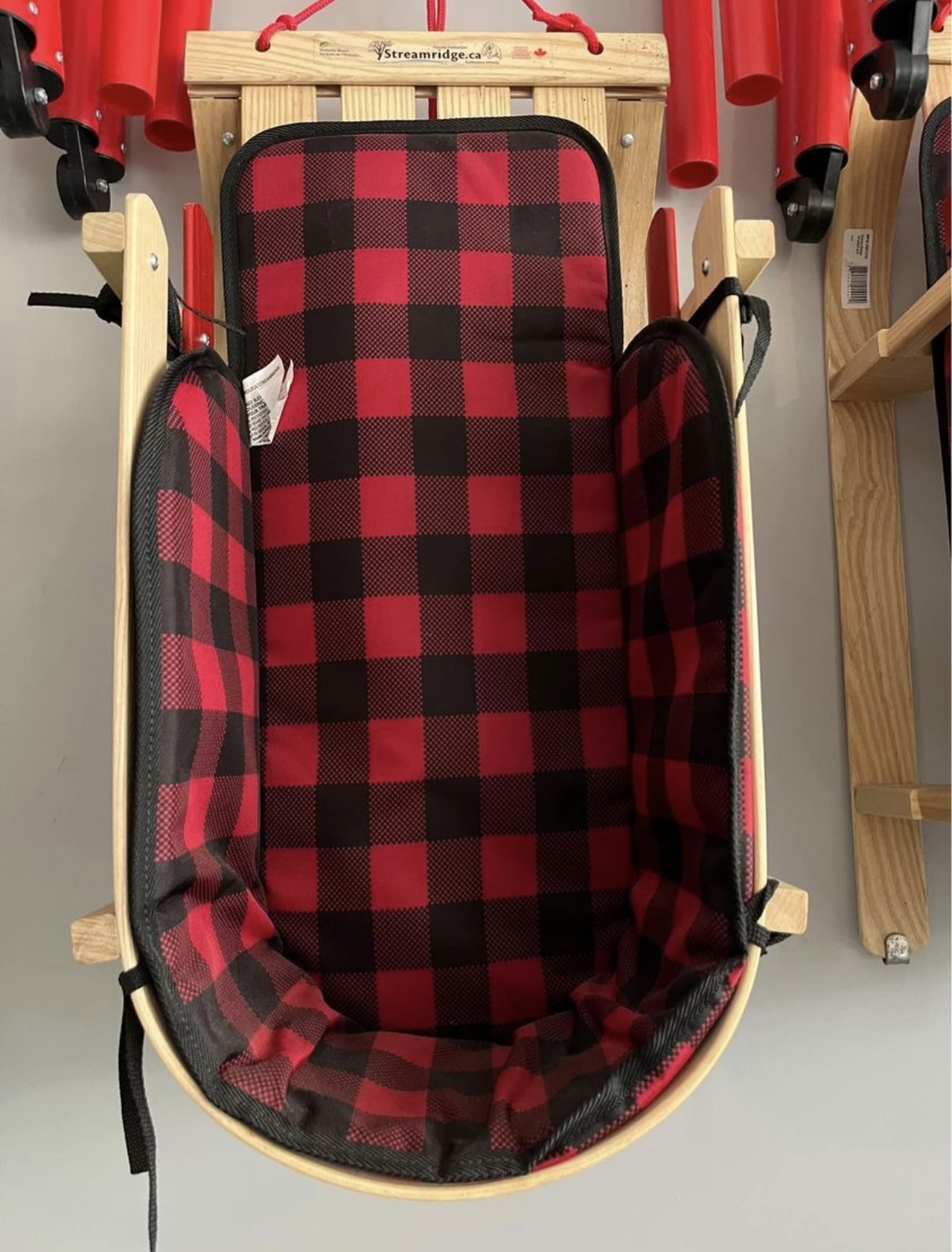 Wooden sled from Canadian Tire in very good condition - photo 4