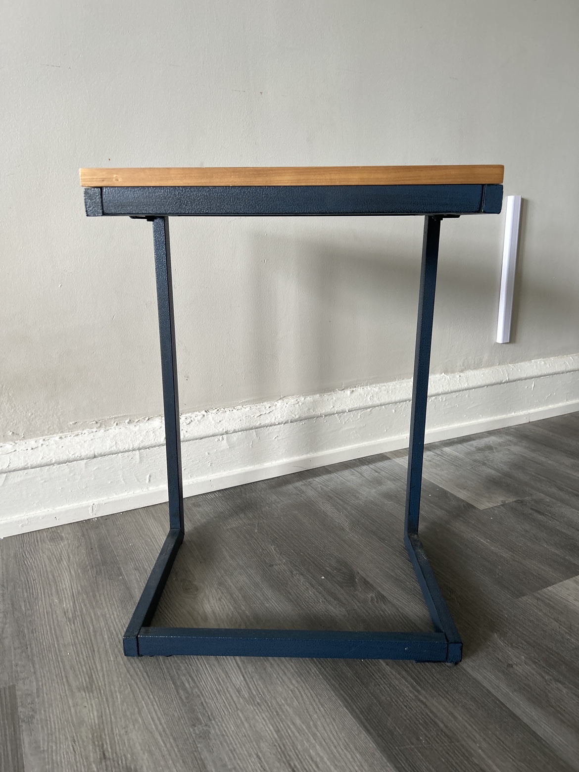 C-Shaped End Table - photo 2