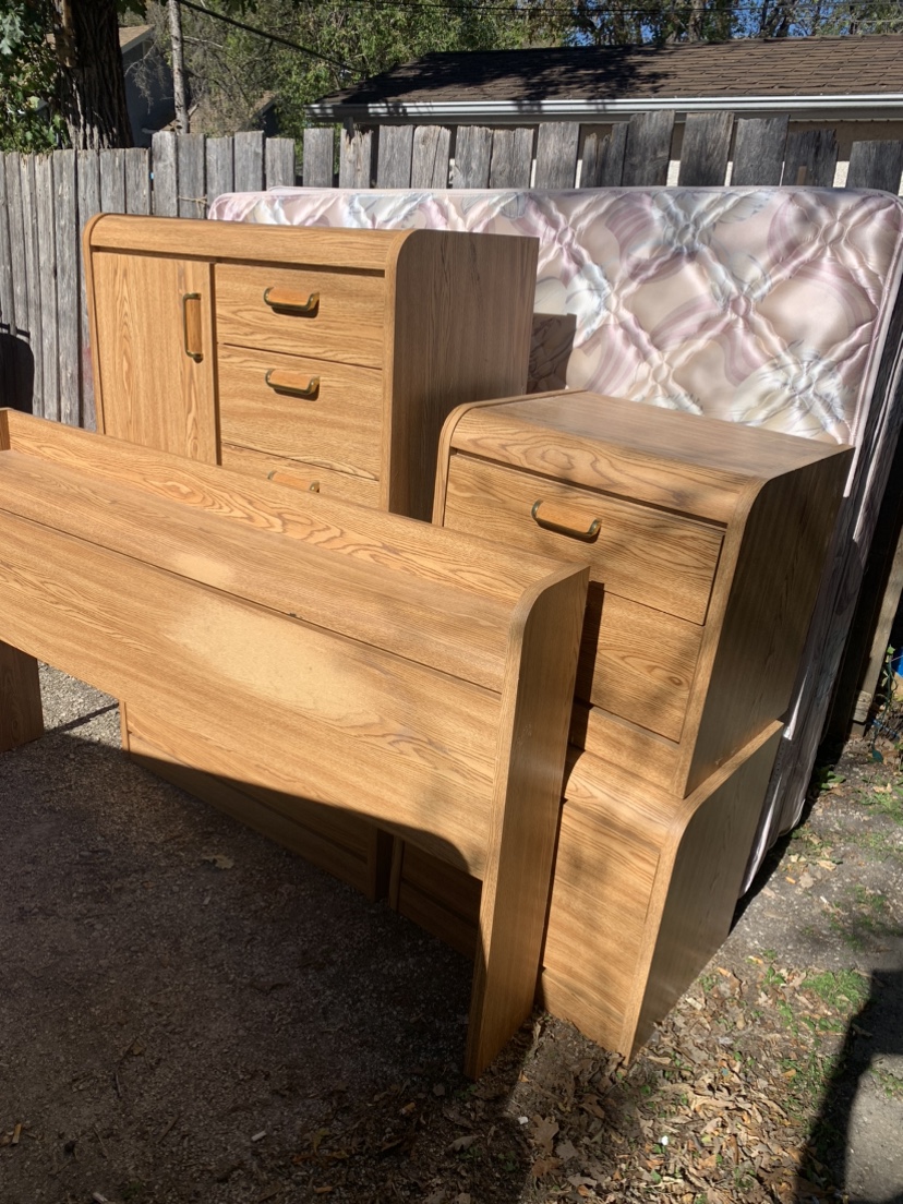 Queen Size Bedroom Suite(7pcs)