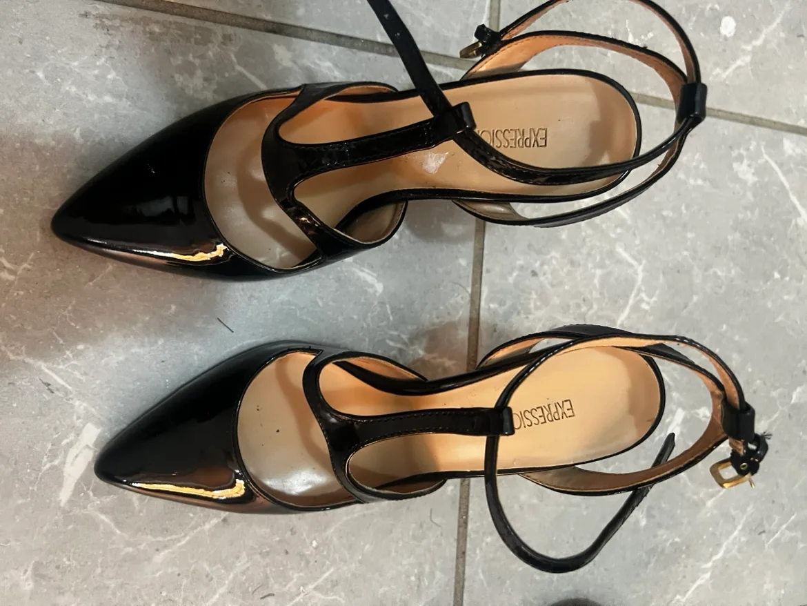 Black Patent Leather Heels image indicator(2)